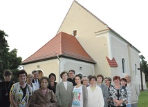 – Na początku nie wierzyliśmy, że tak szybko uda się zrobić ten remont. Jesteśmy małą społecznością, ale wspólnie dbamy,  by było pięknie w kościele i wokół niego – mówi Bożena Grzędzielska (szósta z lewej)