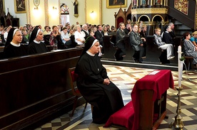    Mikołów, 22 lipca. – Wejście na tę drogę zawsze wiąże się z zaproszeniem Chrystusa do naszego życia – mówił bp Kupny w homilii podczas Mszy św. w intencji s. Salomei składającej wieczystą profesję