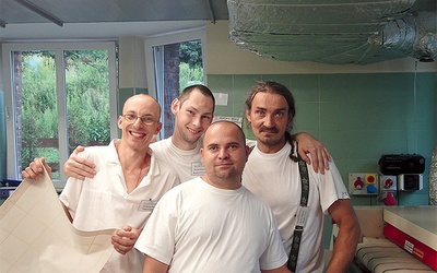  Od lewej panowie: Piotruś, Krzyś, Marek i Bogdan – tworzą zgraną drużynę w maglowni