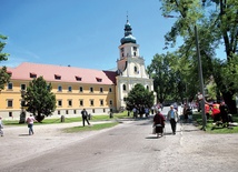  Odrestaurowany kompleks klasztorny z pięknym parkiem przyciąga wiernych z całego Śląska