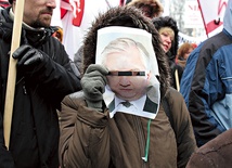  Sochaczewianie obronili swój sąd. Pomogły demonstracje przed ministerstwem.  Na zdjęciu protest  z 28 lutego br.