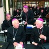 Abp Tadeusz Gocłowski (z lewej), abp Damian Zimoń (obok), abp Stanisław Dziwisz i bp Zygmunt Zimowski (na drugim planie)