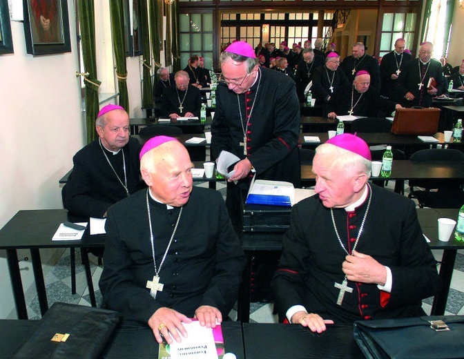 Abp Tadeusz Gocłowski (z lewej), abp Damian Zimoń (obok), abp Stanisław Dziwisz i bp Zygmunt Zimowski (na drugim planie)