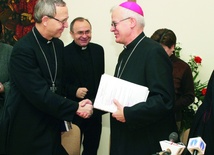 Bp Piotr Libera (z lewej) i abp Józef Michalik 