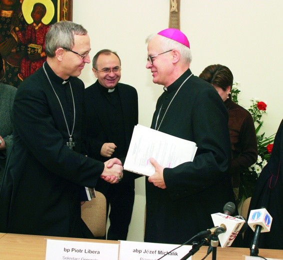 Bp Piotr Libera (z lewej) i abp Józef Michalik 