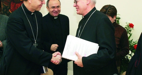 Bp Piotr Libera (z lewej) i abp Józef Michalik 