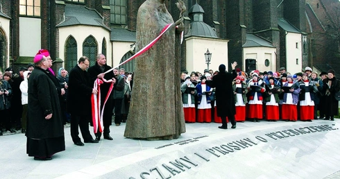 Pomnik kard. Kominka