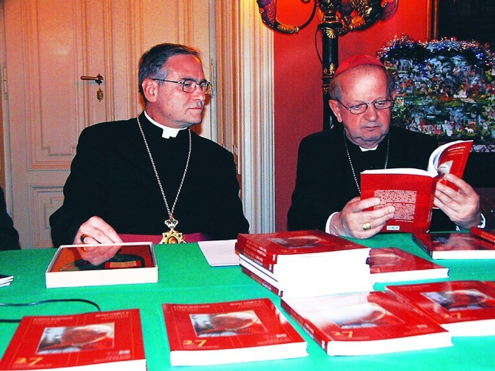 Bp Christo Proikov (z lewej) i abp Stanisław Dziwisz