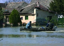 Papież pomaga powodzianom