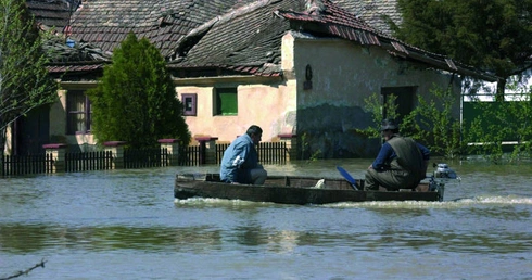 Papież pomaga powodzianom