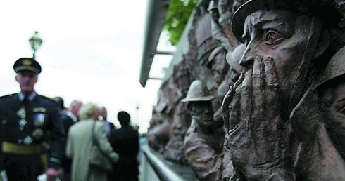 Pamiętają o lotnikach