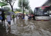 Pekin: Dwa razy więcej ofiar powodzi