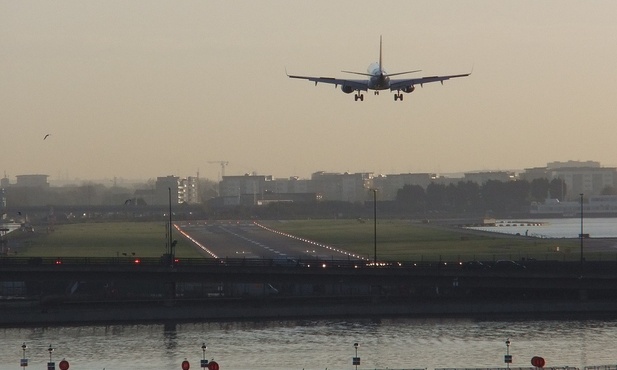 Tanie latanie w zawiasach