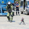 Policyjny pirotechnik podczas pokazu unieszkodliwiania bomby 