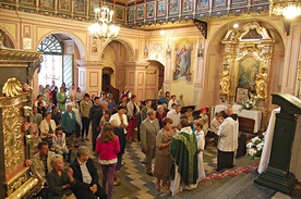  Podczas niedzielnej Eucharystii wierni licznie przystępują  do Komunii