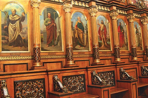 Dębowe stalle w prezbiterium katedry przedstawiają postacie  świętych Józefa, Jana Chrzciciela i apostołów