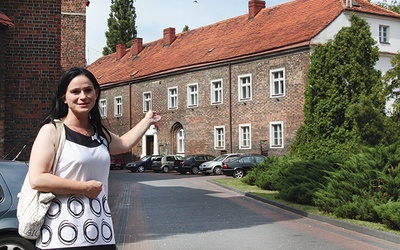 Arleta Wencwel, dziennikarka diecezjalnego dwutygodnika „Opiekun”, pokazuje budynek, który służył jako rezydencja bp. Stanisławowi Napierale 