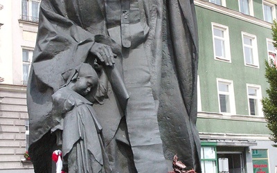 Jan Paweł II pochylający się nad dzieckiem – pomnik przypominający o wizycie Papieża Polaka w Kaliszu i o przesłaniu dotyczącym troski o życie od poczęcia do naturalnej śmierci