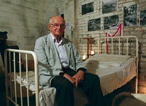  Zdzisław Sadowski po raz pierwszy po wojnie zszedł do schronu, w którym 23 sierpnia 1944 r. dr Żegliński go zoperował, ratując mu życie