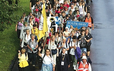  Kolorowi pątnicy maszerujący przez Legnicę