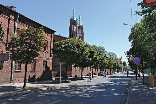 Jedna z uliczek Żyrardowa, wzdłuż ceglane kamieniczki z klimatem