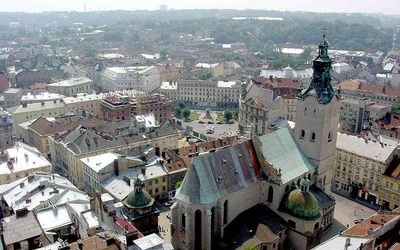 Proboszcz archikatedry relacjonuje ze Lwowa: Ludzie są przerażeni. Kto może, to wysyła matki z dziećmi do Polski