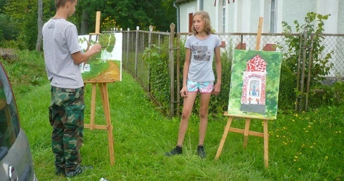 Malowanie w plenerze to sama przyjemność - mówia młodzi artyści