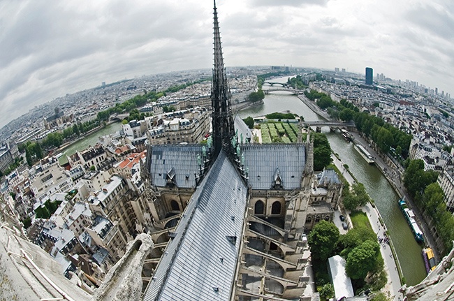 Tego zdjęcia nie zrobił dzwonnik z Notre Dame, ale widok pewnie miał podobny