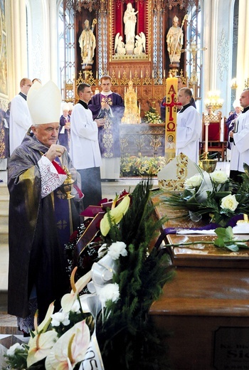 Ceremonię w katedrze i na cmentarzu poprowadził kard. Kazimierz Nycz 