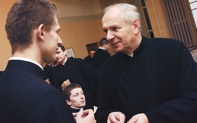 Jako katecheta i wykładowca wie, że fundamentem sukcesu jest osobowy kontakt z uczniem i studentem. Na zdjęciu ks. Łabendowicz na opłatkowym spotkaniu w seminarium