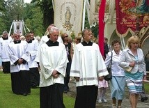  Zaprzyjaźnieni z parafią kapłani i wielu wiernych uczestniczy w lipcowych uroczystościach odpustowych 