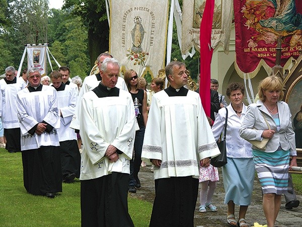  Zaprzyjaźnieni z parafią kapłani i wielu wiernych uczestniczy w lipcowych uroczystościach odpustowych 