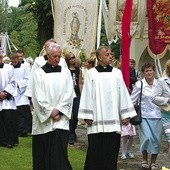  Zaprzyjaźnieni z parafią kapłani i wielu wiernych uczestniczy w lipcowych uroczystościach odpustowych 