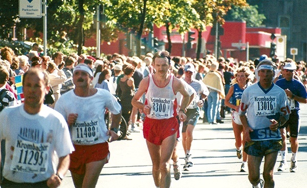   Marek Rusakiewicz (z numerem 3300) przebiegł już ponad 30 maratonów. Występował  m.in. w Gdańsku, Poznaniu, Dębnie, Wrocławiu i, jak na zdjęciu, kilkakrotnie w Berlinie