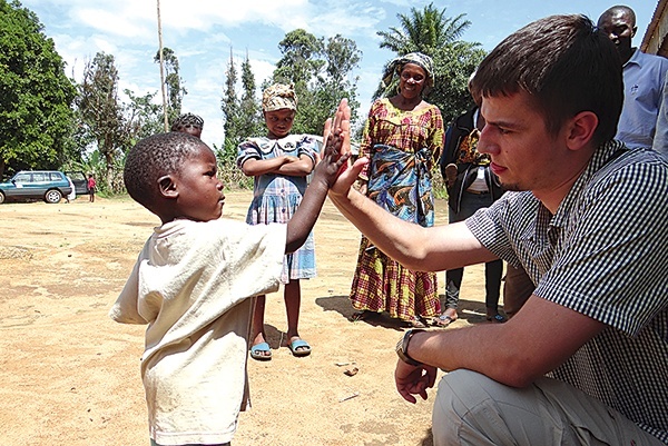  Na zdjęciu Michał Piętosa z adoptowanym synem Josephem w dziele Adopcji Serca w Kengang w Kamerunie