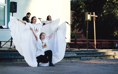 Koncert na ulicach Koziatynia ubogaciły tańce ze skrzydłami 