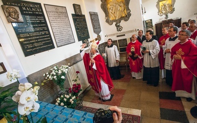  – Rozwój kultu ks. Jerzego, bez którego nie byłoby jego beatyfikacji, to w największej mierze zasługa ks. Malackiego – przyznał kard. Kazimierz Nycz. Autorem pamiątkowej tablicy  jest artysta plastyk Grzegorz Pfeifer