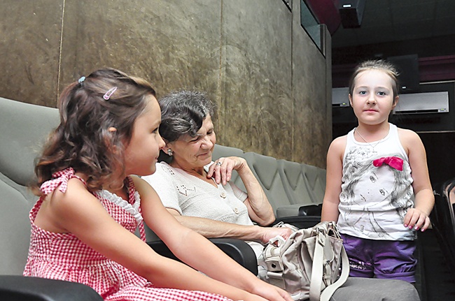 Teresa Szmit z wnuczkami przed projekcją