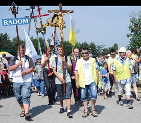 Pątnicy na czele pielgrzymki od pierwszego do ostatniego dnia niosą transparent z nazwą diecezji