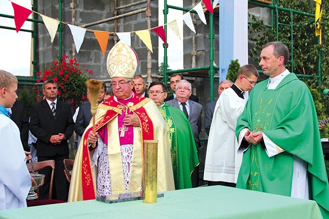 Nie zapominajmy, że najważniejszy jest Kościół zbudowany z żywych kamieni – mówił podczas uroczystości arcybiskup