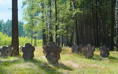 Radzieckie nagrobki w Czarnem wciąż robią niesamowite wrażenie