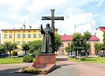  Nowe Miasto nad Pilicą. Tutaj znajdują się Sanktuarium bł. Honorata Koźmińskiego  oraz muzeum z pamiątkami po błogosławionym zakonniku