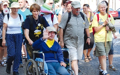 Od 13 lat w grupie biało-żółtej pielgrzymuje niepełnosprawny Mariusz 