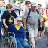 Od 13 lat w grupie biało-żółtej pielgrzymuje niepełnosprawny Mariusz 