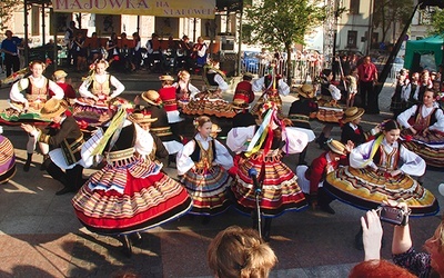  Gospodarzami festiwalu folklorystycznego będą dwa płockie zespoły: „Wisła” i HZPiT „Dzieci Płocka” (na zdjęciu) 