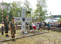  Rekonstruktorzy złożyli wieniec przed pomnikiem – krzyżem w Pniewie, upamiętniającym poległych i ofiary II wojny światowej
