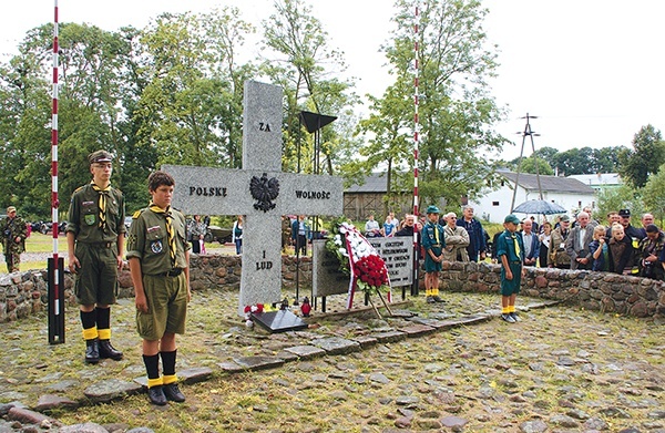  Rekonstruktorzy złożyli wieniec przed pomnikiem – krzyżem w Pniewie, upamiętniającym poległych i ofiary II wojny światowej