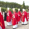  Metropolita wrocławski koncelebrował Eucharystię pod pomnikiem w KL Birkenau 