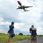 Licealiści z Krakowa Tomek i Michał chętnie zaglądają  na lotnisko w wolnym czasie. Nagrywają i fotografują lądujące  samoloty z krajów europejskich