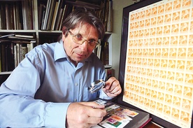 Jerzy Duda przy arkuszu ze znaczkami przedstawiającymi św. Brata Alberta